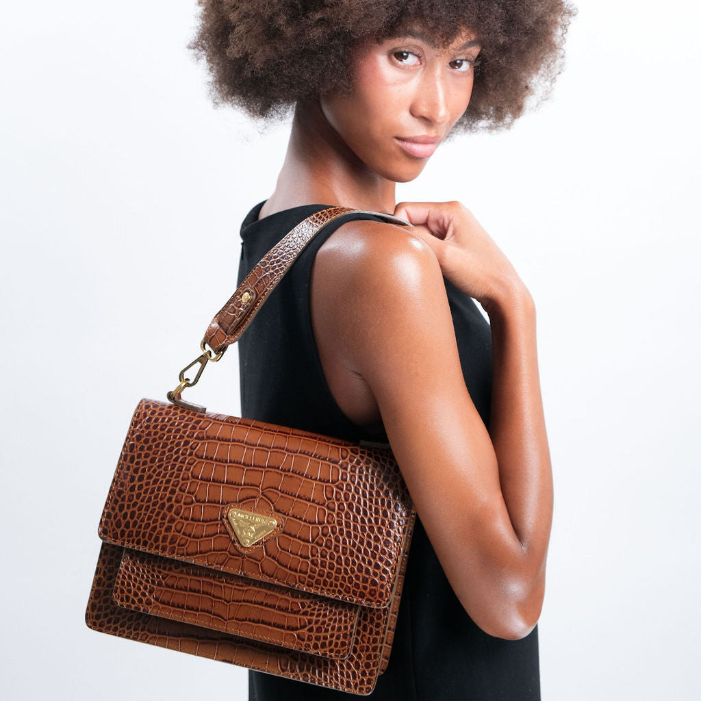 FEY | Borsa a tracolla Croco honey marrone/oro - indossata