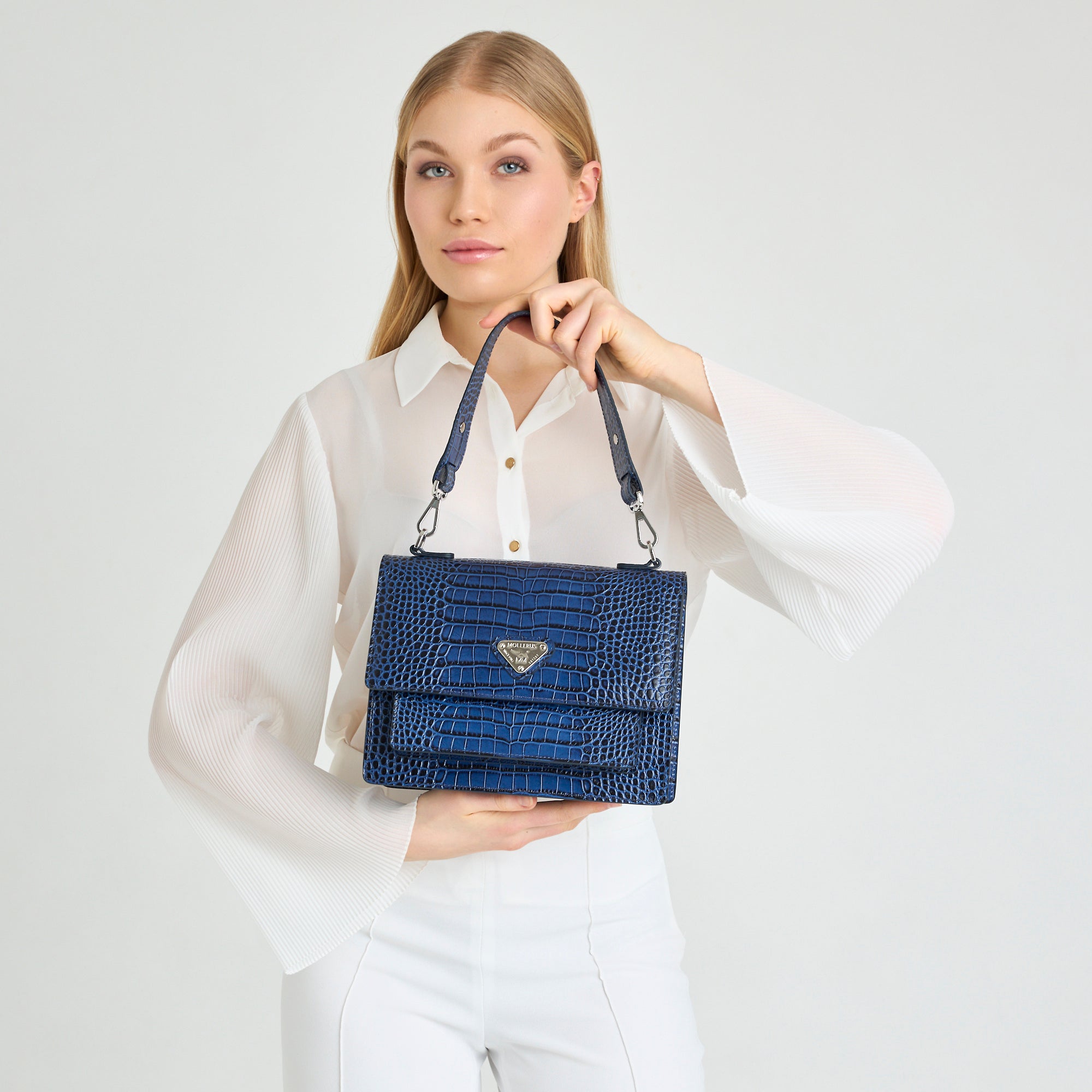 FEY | Schultertasche Croco sapphire blau/silber CLOSE UP ON BODY