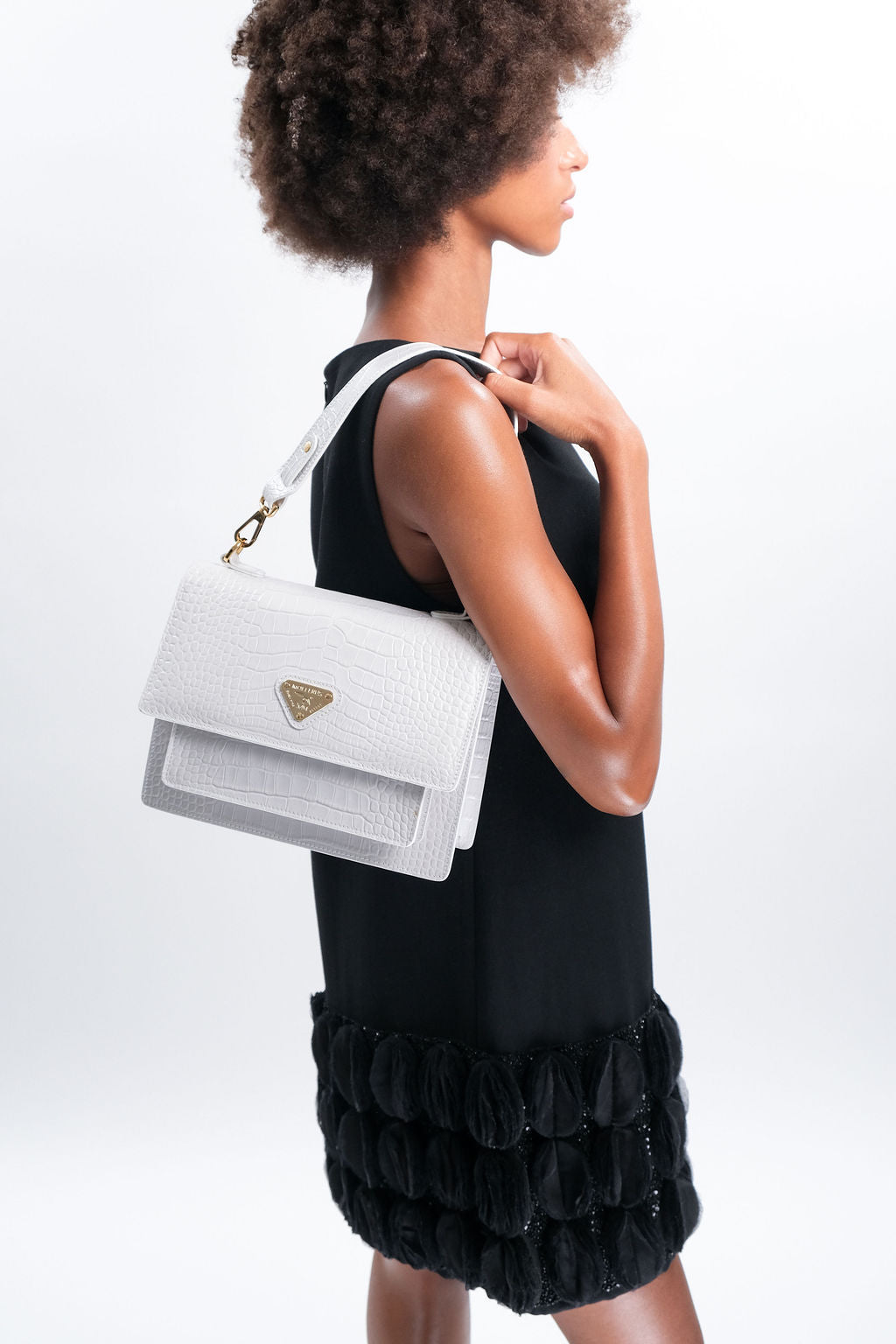 URSY | Umhängetasche Croco snow weiss/gold