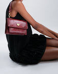 URSY | Umhängetasche croco antique rot/gold - ON BODY