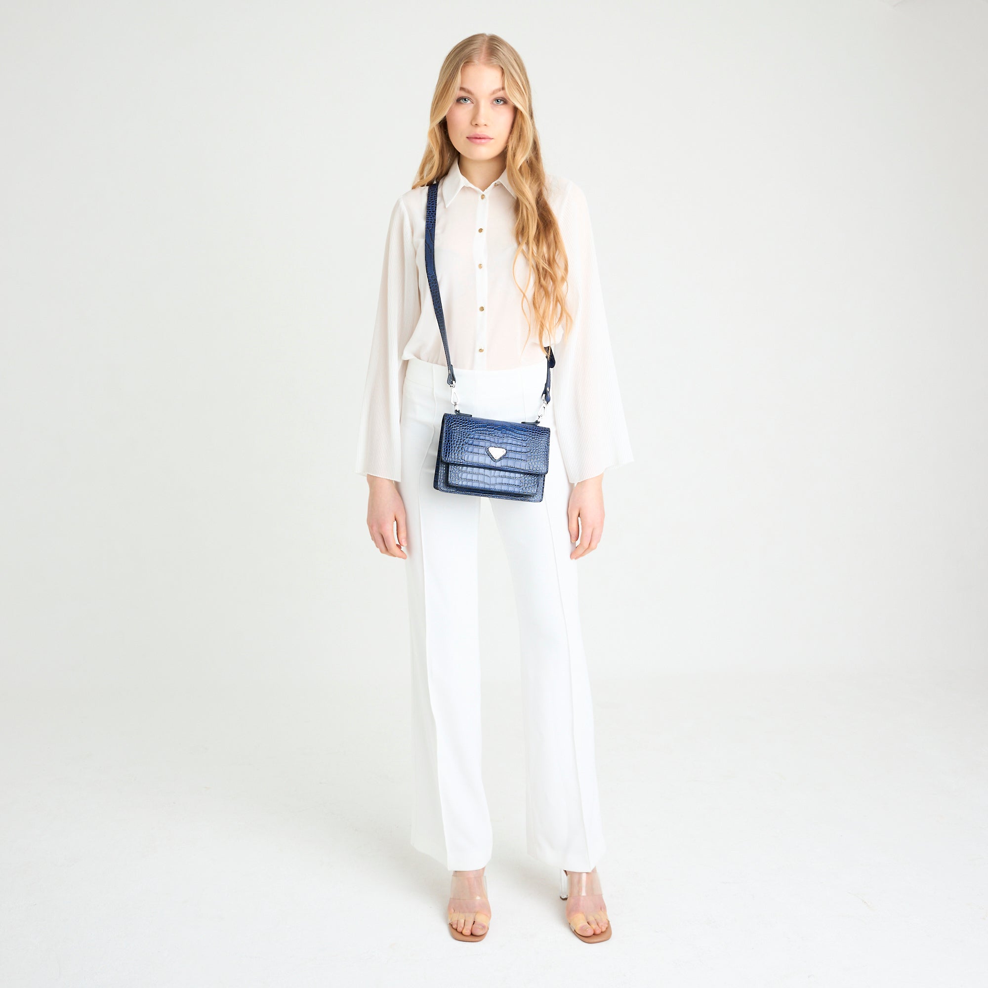 URSY | Umhängetasche croco sapphire blau/silber - ON BODY