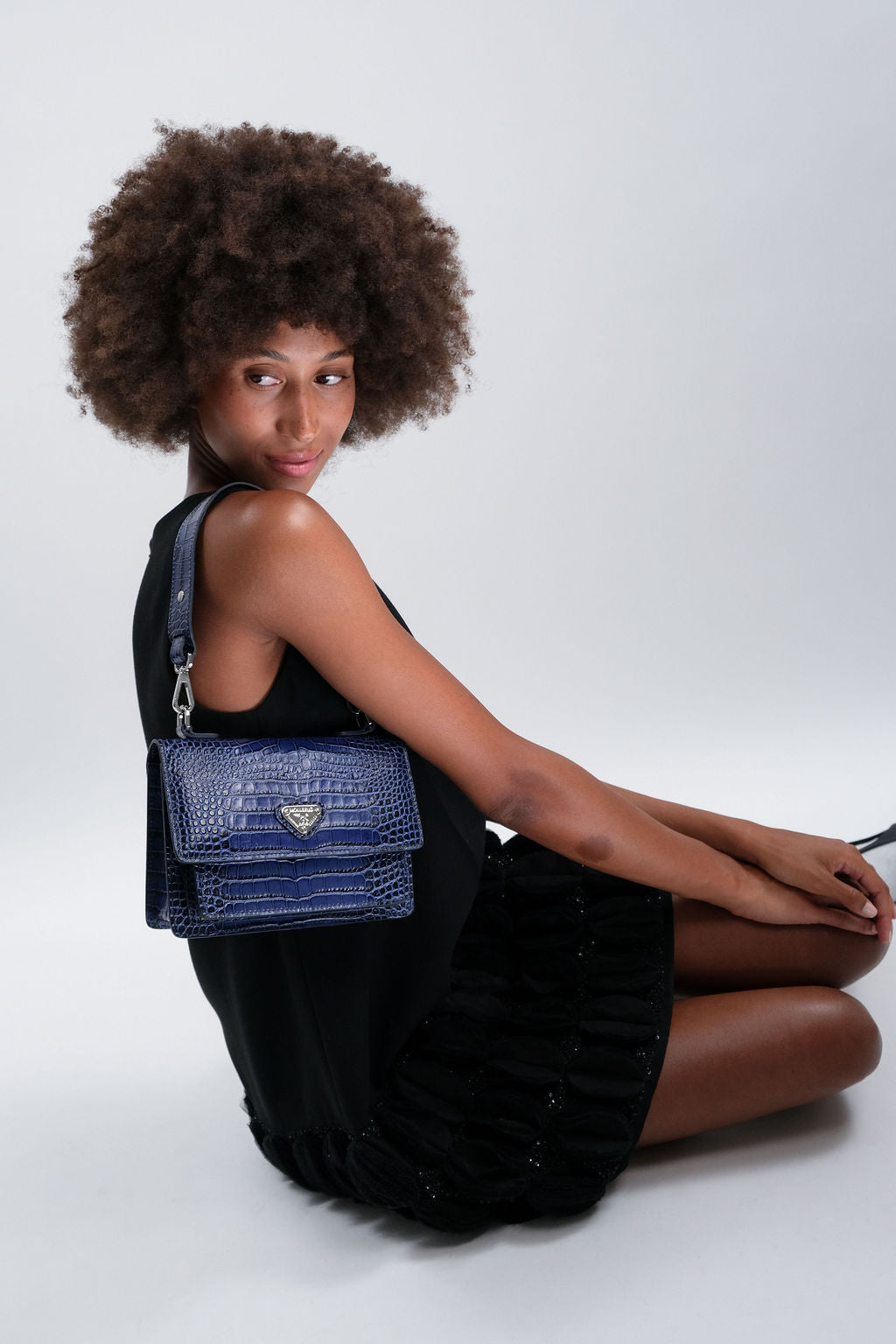 URSY | Umhängetasche croco sapphire blau/silber - ON BODY