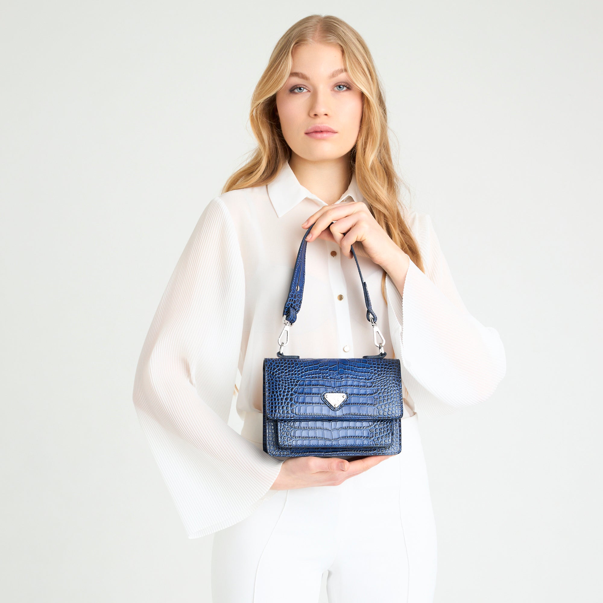 URSY | Umhängetasche croco sapphire blau/silber - ON BODY