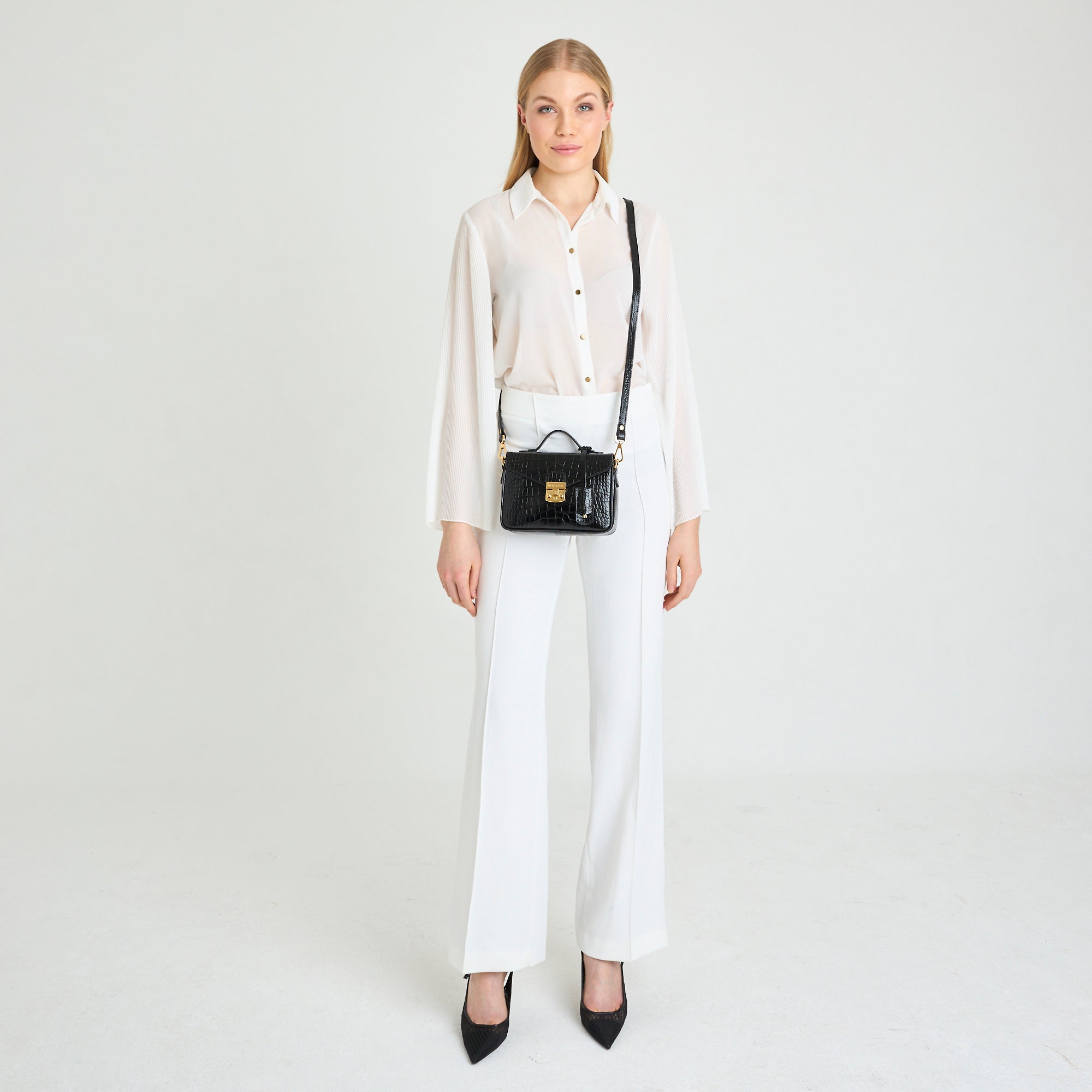 MEYRIN | Umhängetasche croco schwarz/gold - on body