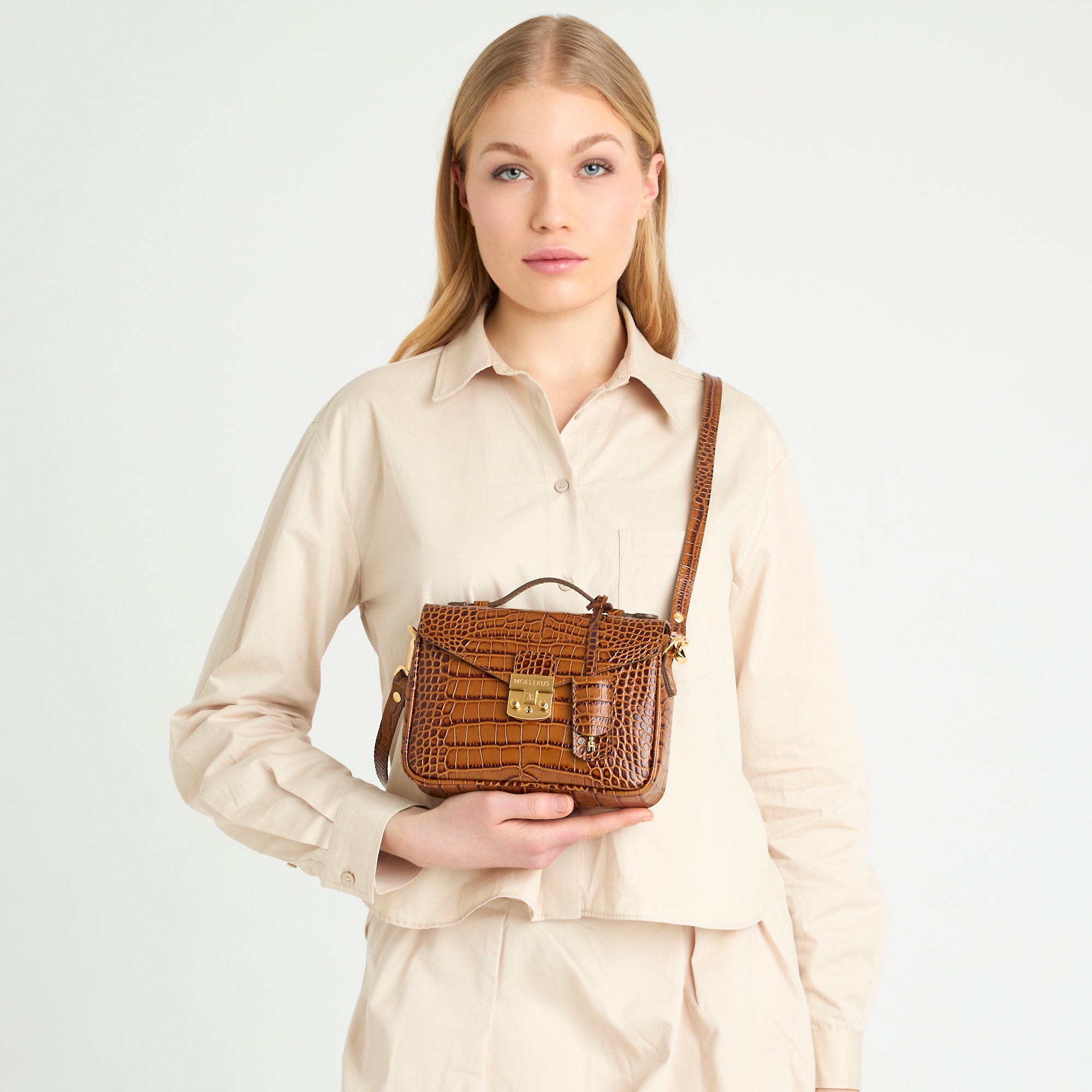 MEYRIN | Umhängetasche Croco honey braun/gold - on body
