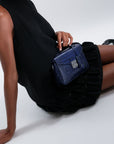 ROMONT | Umhängetasche Croco sapphire blau/gold - on body