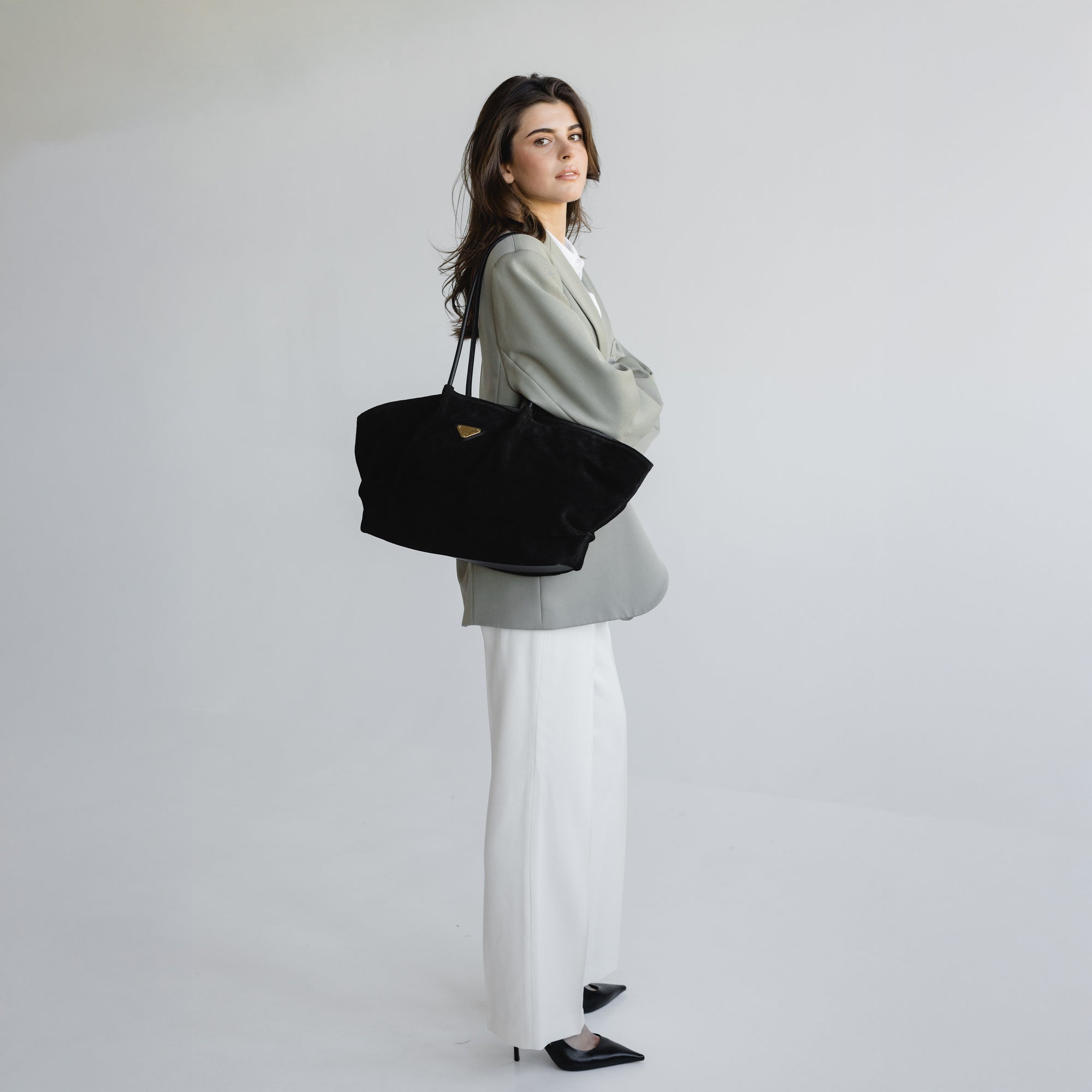 ANDERMATT | Schultertasche Wildleder classic schwarz/gold - full body