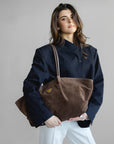 ANDERMATT | Schultertasche Wildleder braun/gold - close up