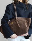 ANDERMATT | Schultertasche Wildleder braun/gold - detail