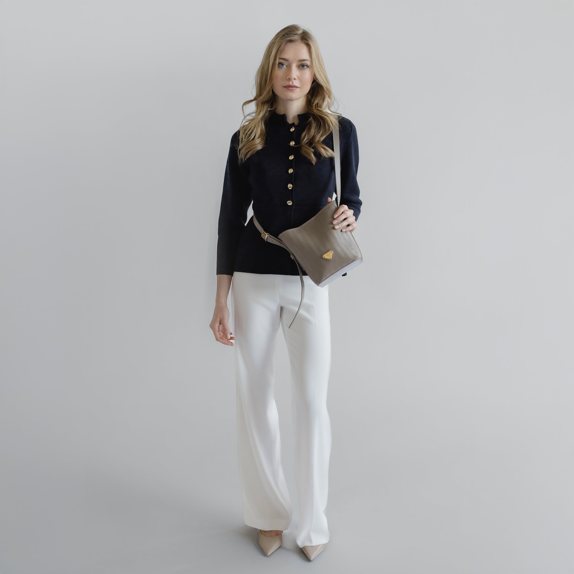 AUSWIL | Beuteltasche taupe grau/gold - full body 