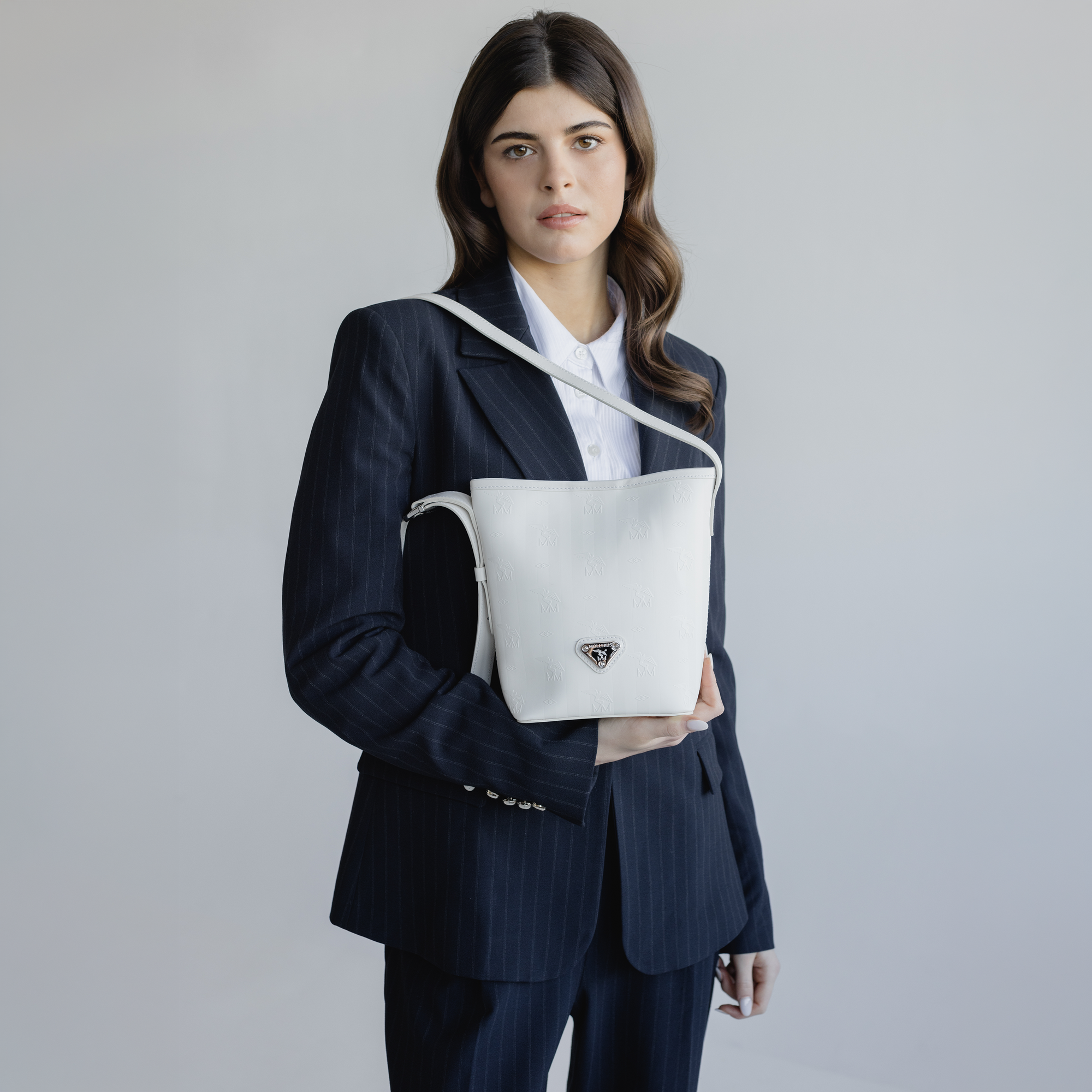 AUSWIL | Beuteltasche snow weiss/silber - on body