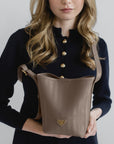 AUSWIL | Beuteltasche taupe grau/gold - detail