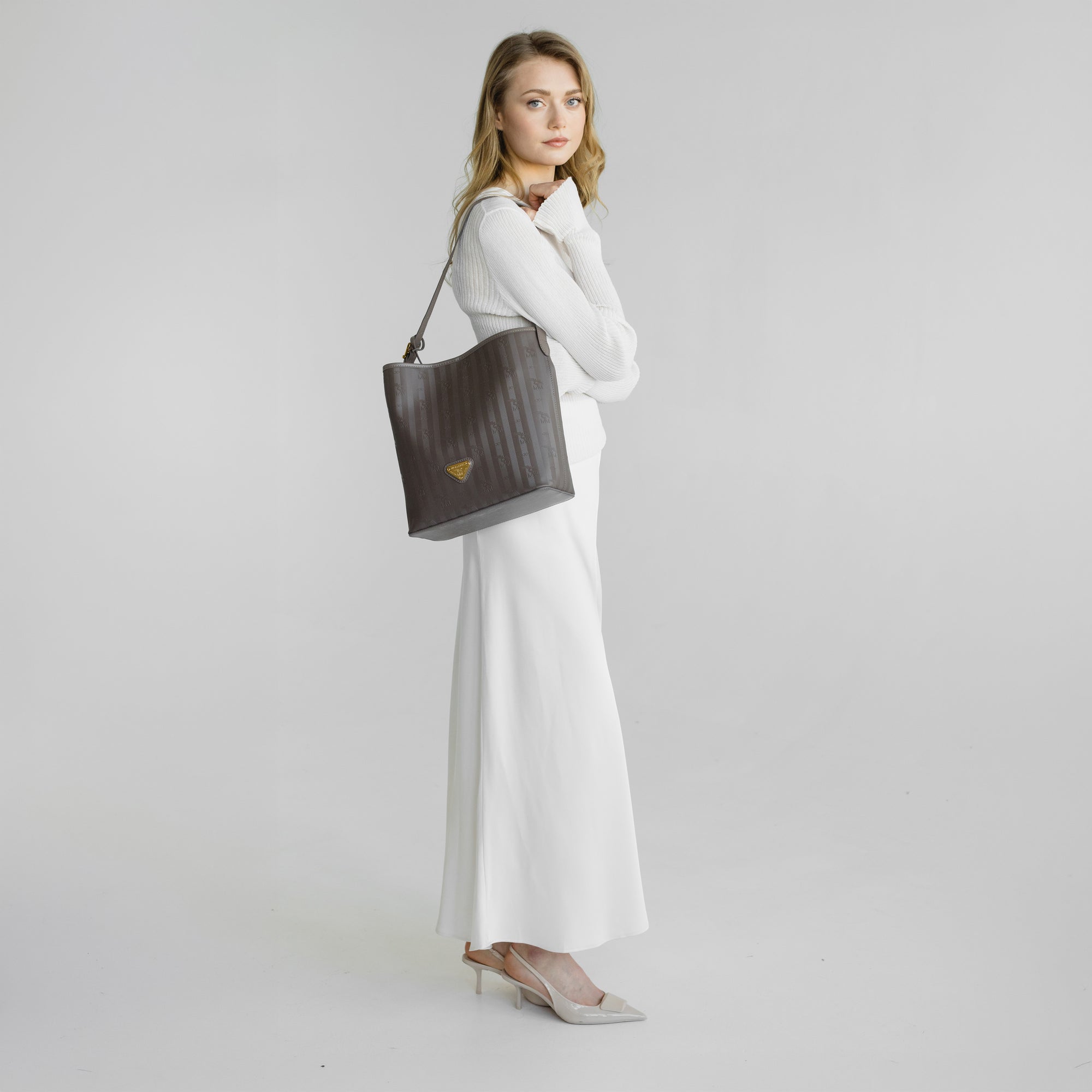 BANNWIL | Beuteltasche fango braun/gold - full body 