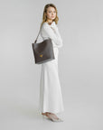 BANNWIL | Beuteltasche fango braun/gold - full body 