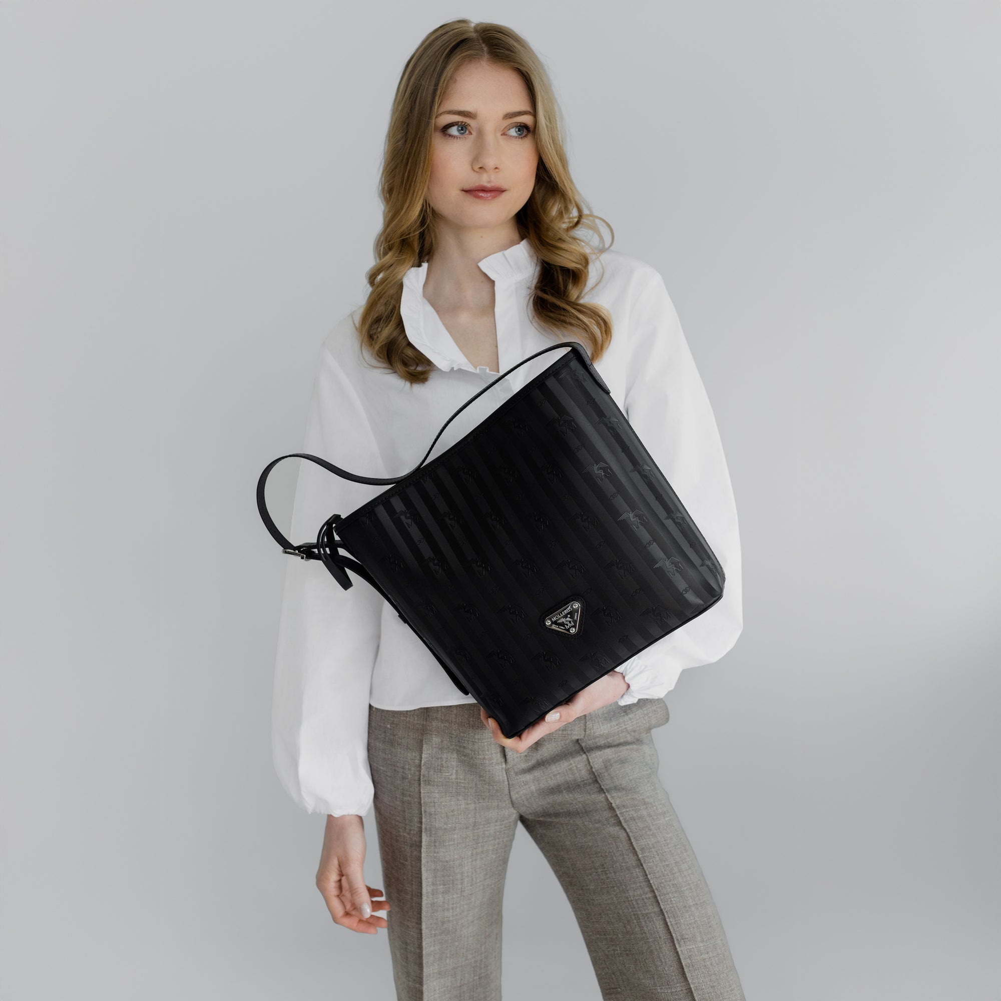 BANNWIL | Beuteltasche classic schwarz/silber - close up 