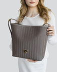 BANNWIL | Beuteltasche fango braun/gold - detail on body