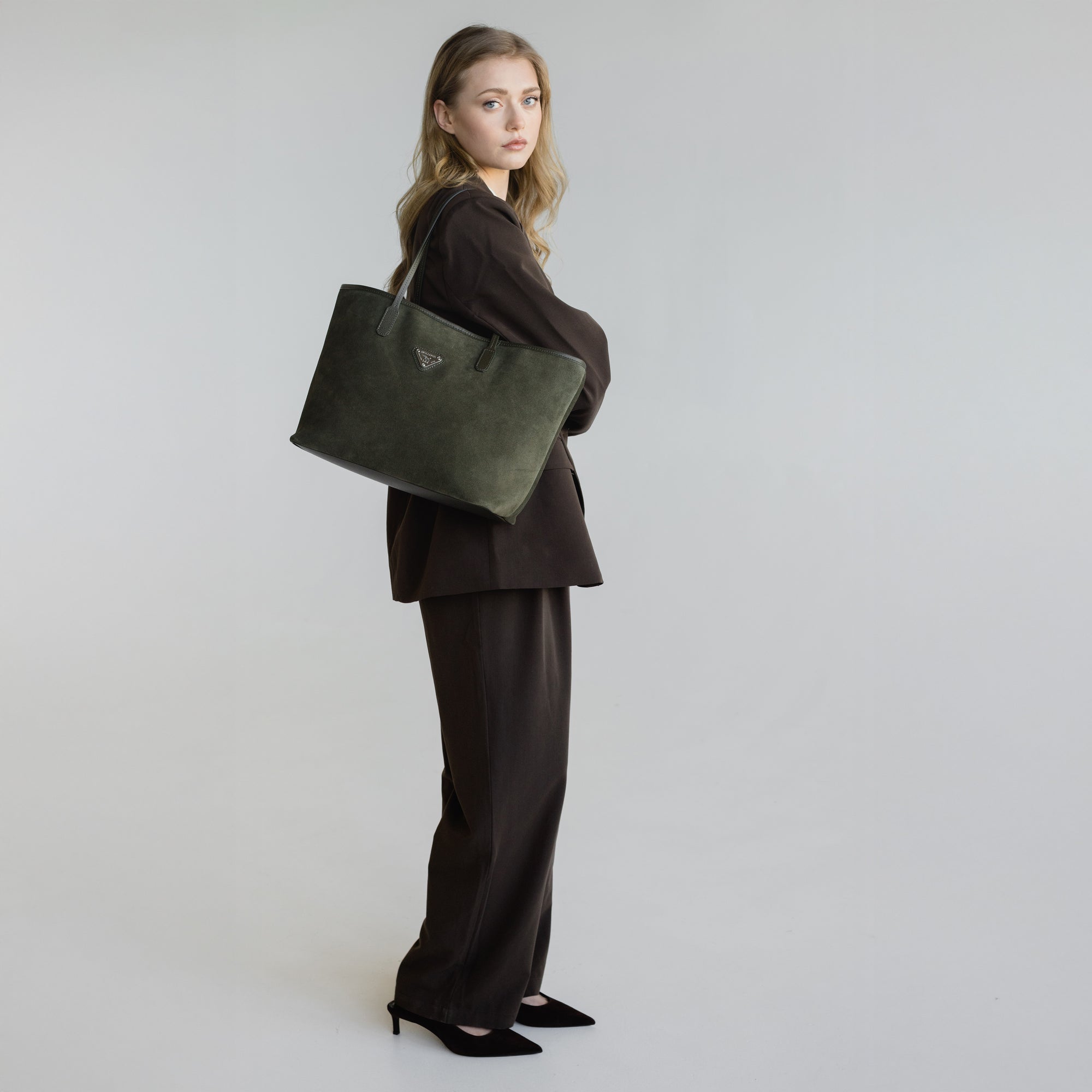 BERN | Shopper Wildleder moosgrün/gold - full body