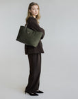BERN | Shopper Wildleder moosgrün/gold - full body