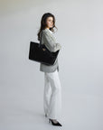 BERN | Shopper Wildleder classic schwarz/gold - full body 