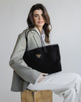 BERN | Shopper Wildleder classic schwarz/gold - close up