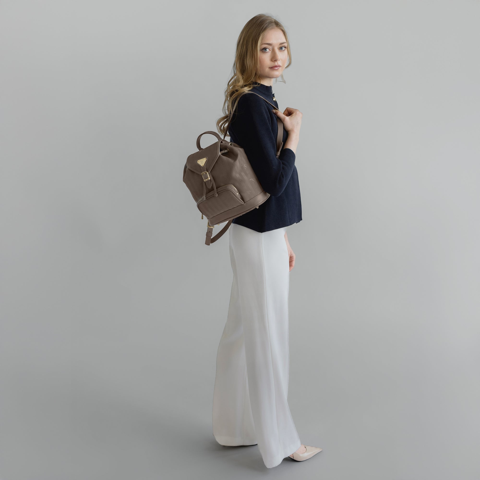 BRUGG | Rucksack taupe grau/gold - full body 