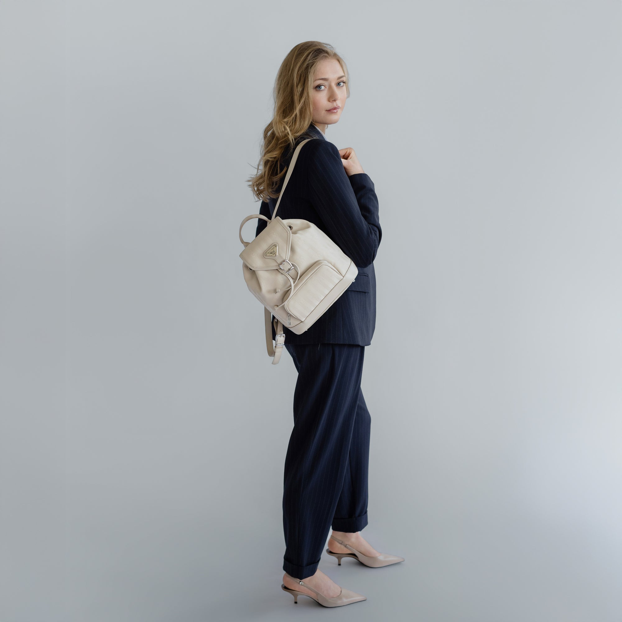 BRUGG | Rucksack pearl/silber - full body 