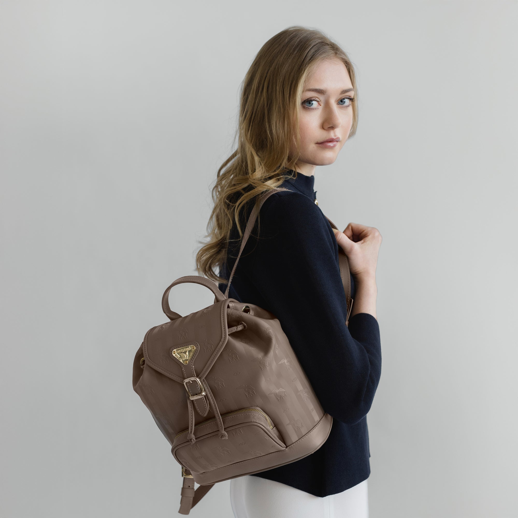BRUGG | Rucksack taupe grau/gold - on body 