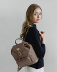 BRUGG | Rucksack taupe grau/gold - on body 
