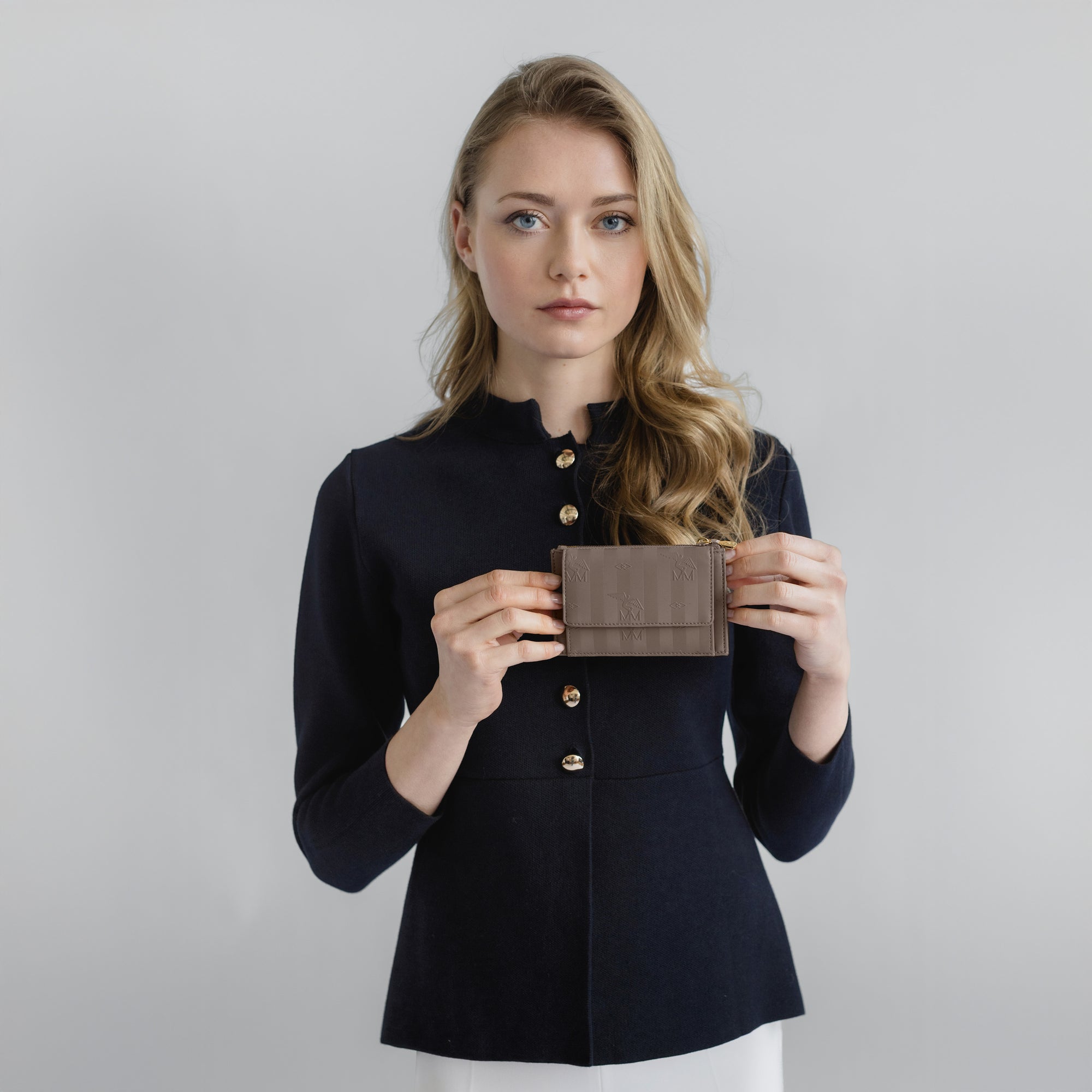 BUIN | Kreditkartenetui taupe grau/gold - on body