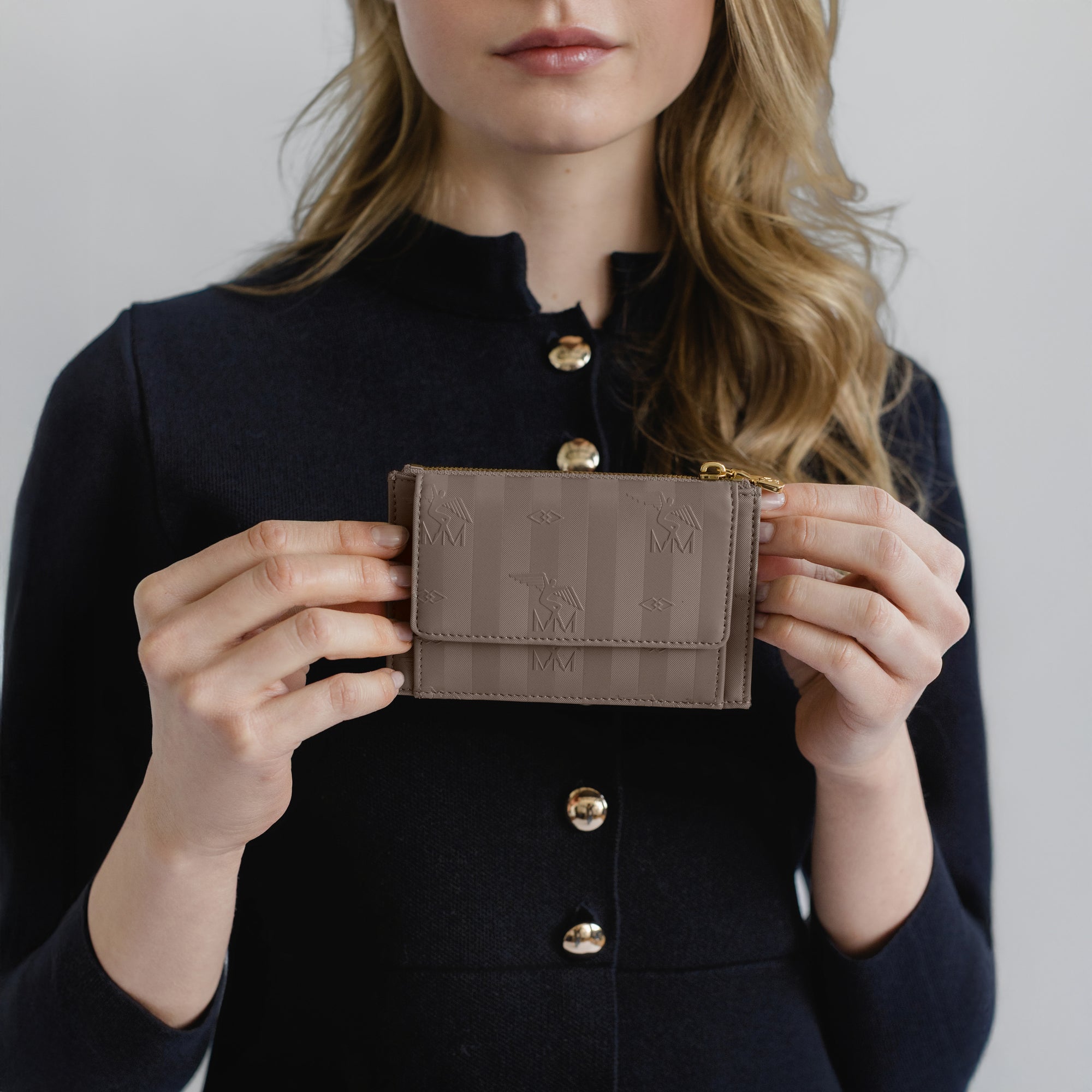 BUIN | Kreditkartenetui taupe grau/gold - detail