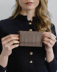 BUIN | Kreditkartenetui taupe grau/gold - detail