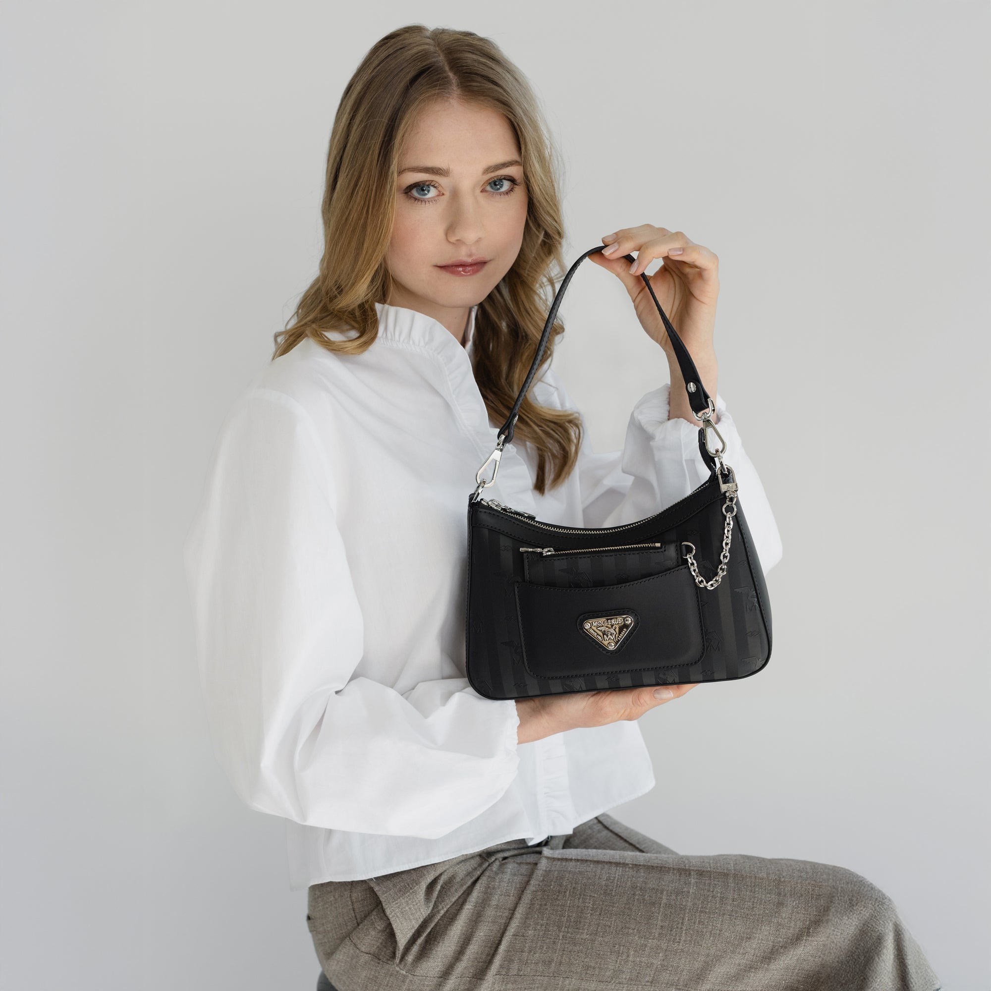 CASTIEL | Schultertasche classic schwarz/silber - close up 