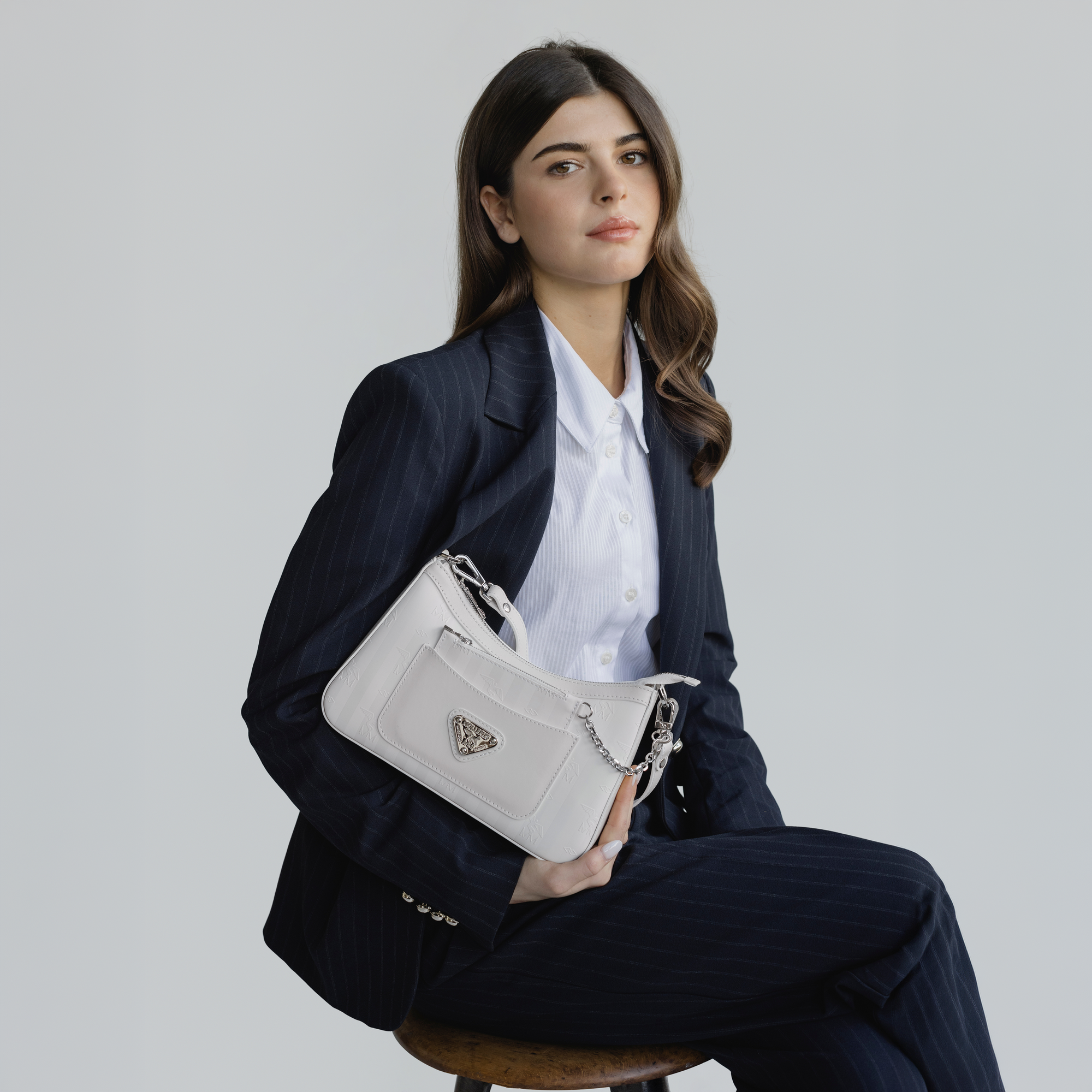 CASTIEL | Schultertasche snow weiss/silber - detail 