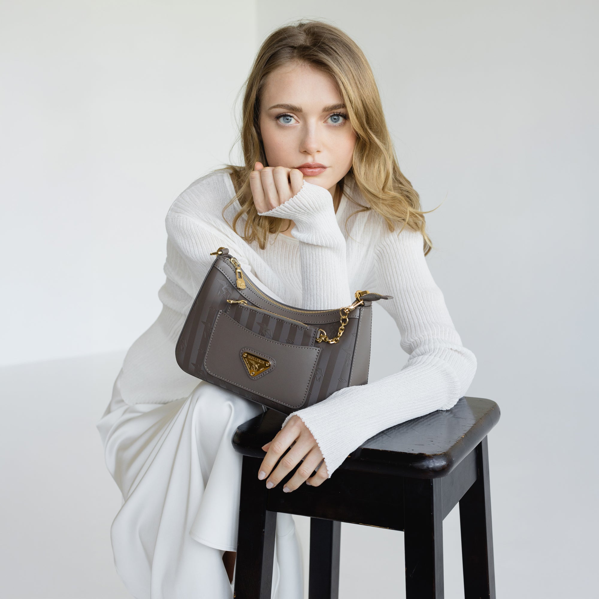 CASTIEL | Schultertasche fango braun/gold - close up 