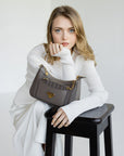 CASTIEL | Schultertasche fango braun/gold - close up 