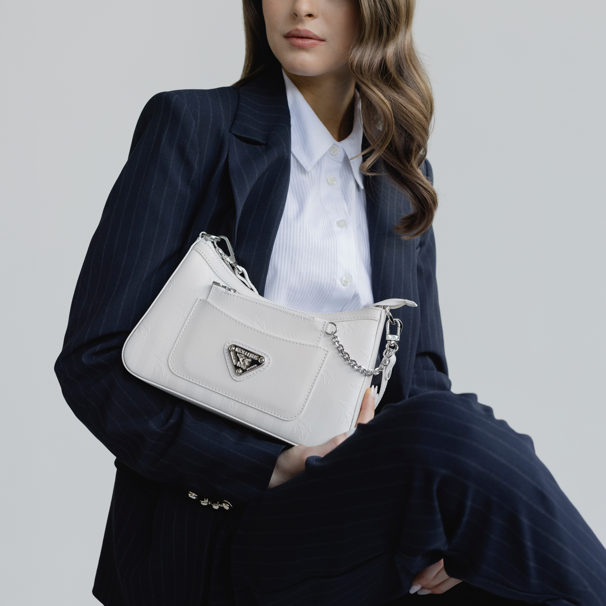 CASTIEL | Schultertasche snow weiss/silber - close up 