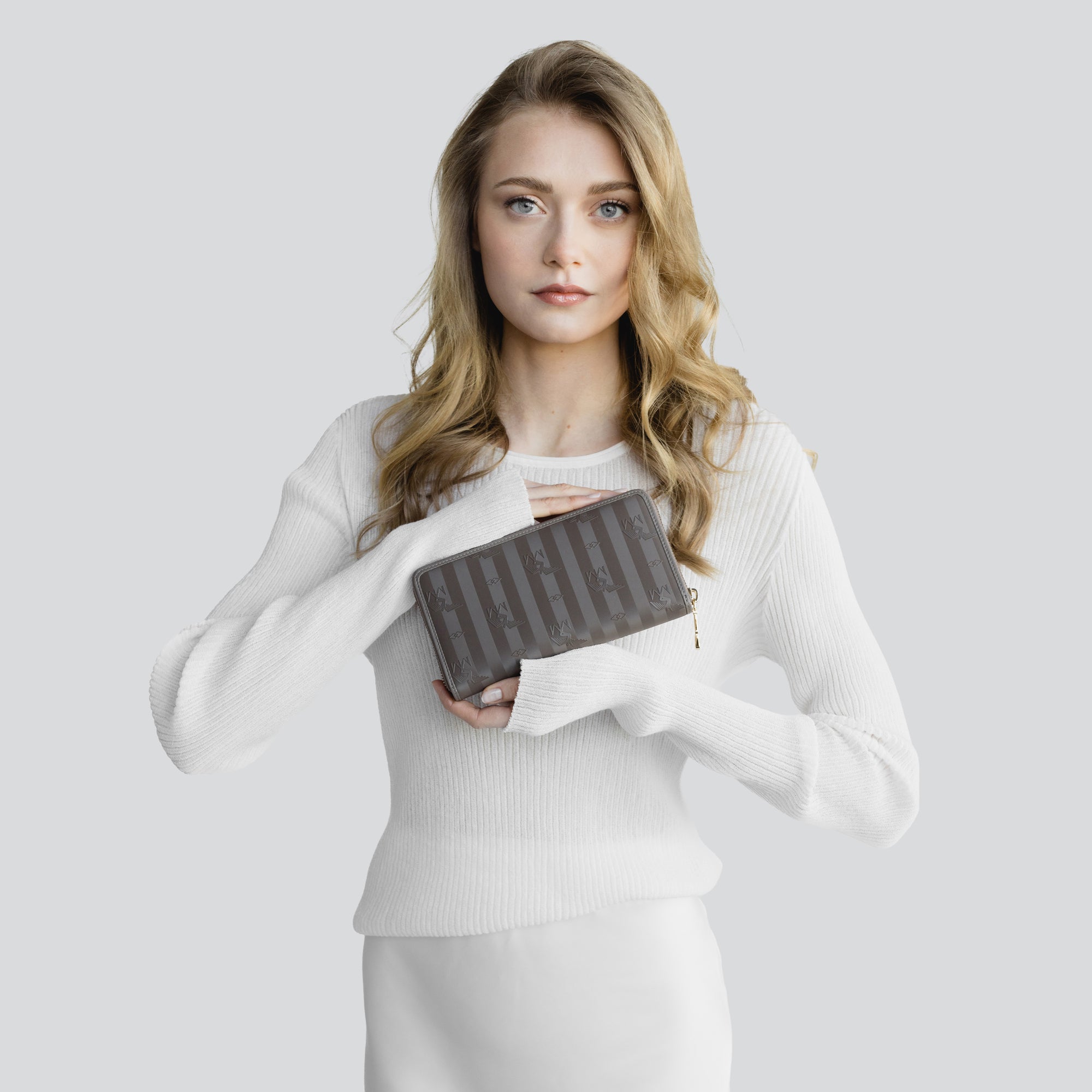 CLARIDEN | Portemonnaie fango braun/gold - full body 