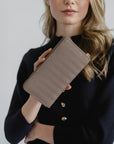 CLARIDEN | Portemonnaie taupe grau/gold - detail