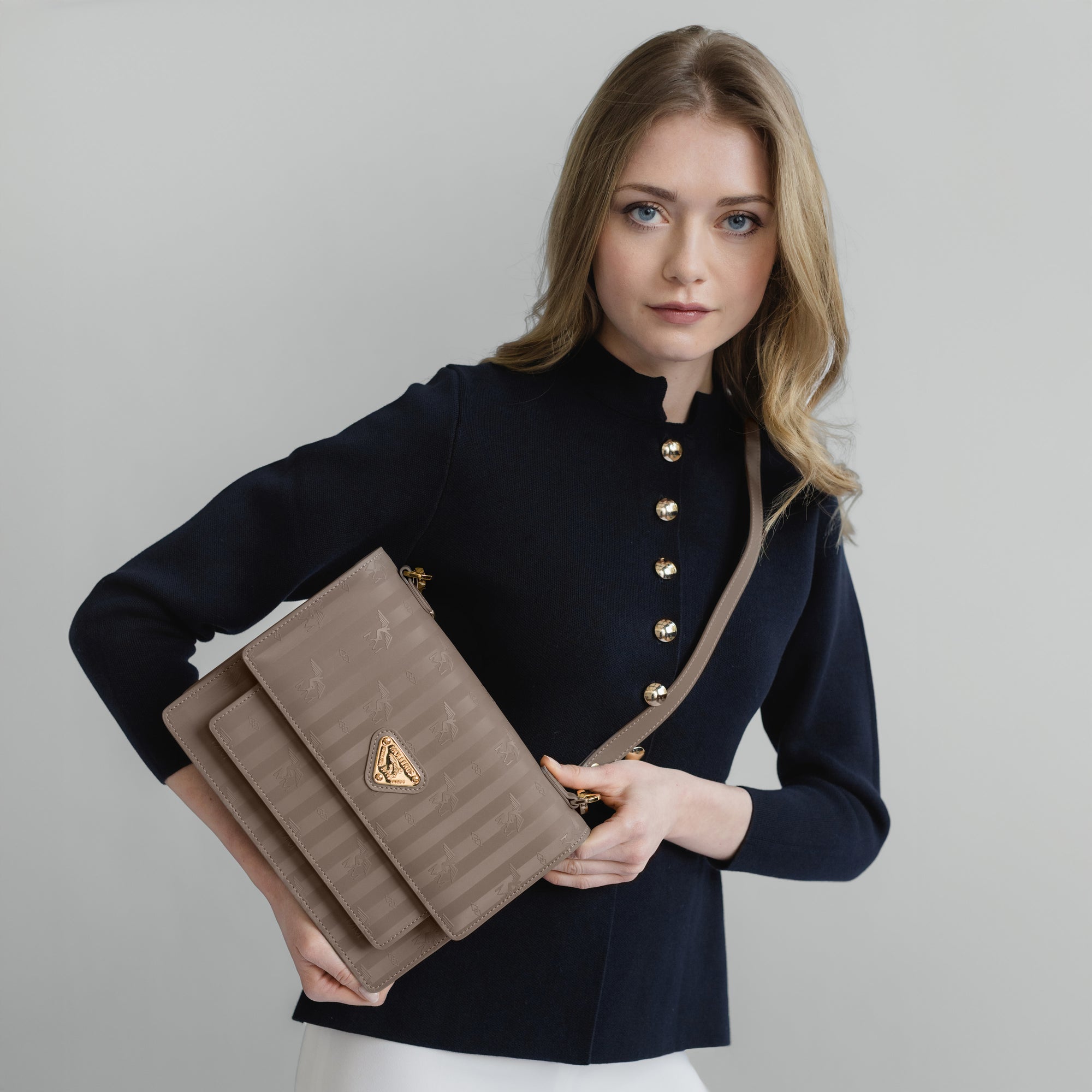 FEY | Umhängetasche taupe grau/gold - on body 