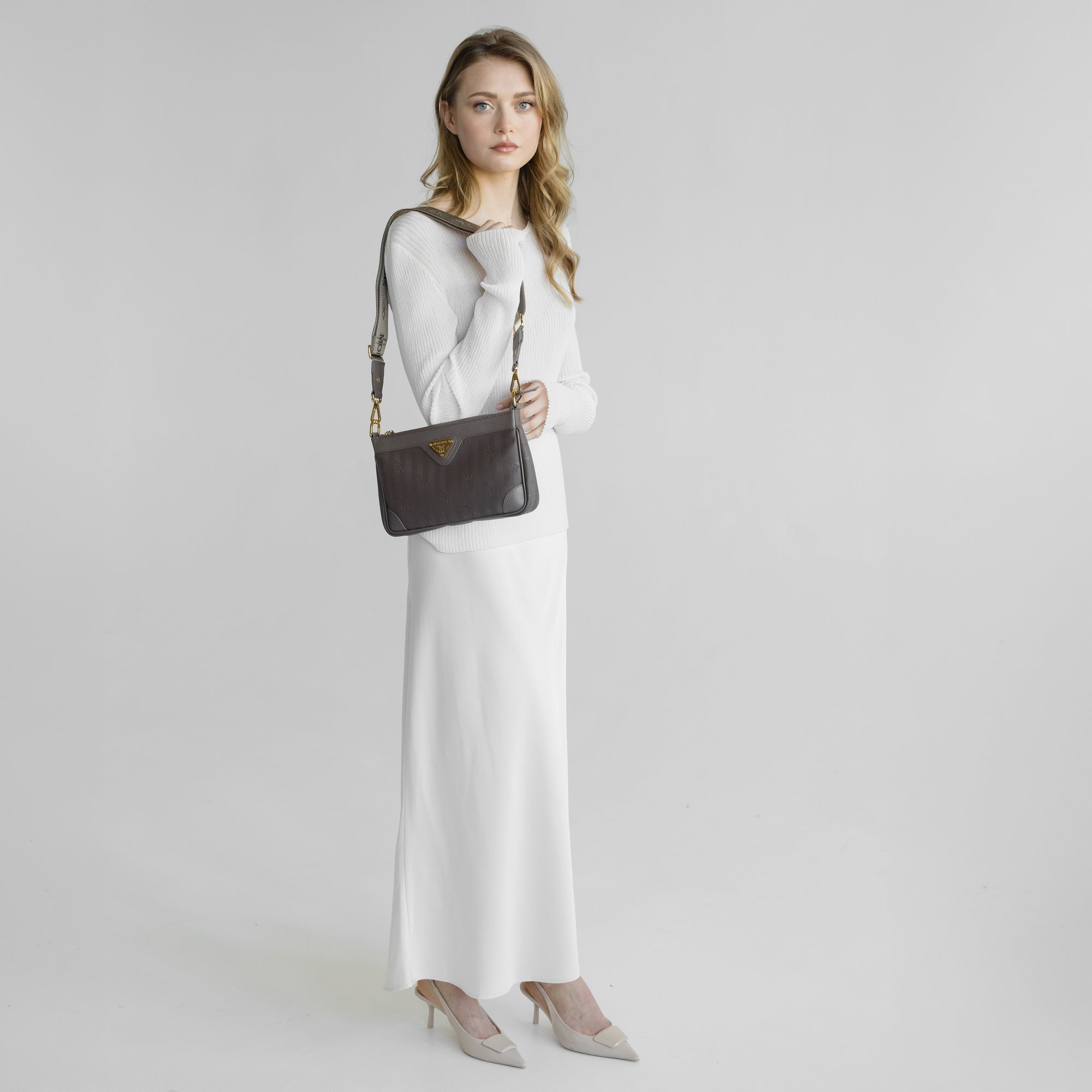 FLUMS | Umhängetasche fango braun/gold - full body 