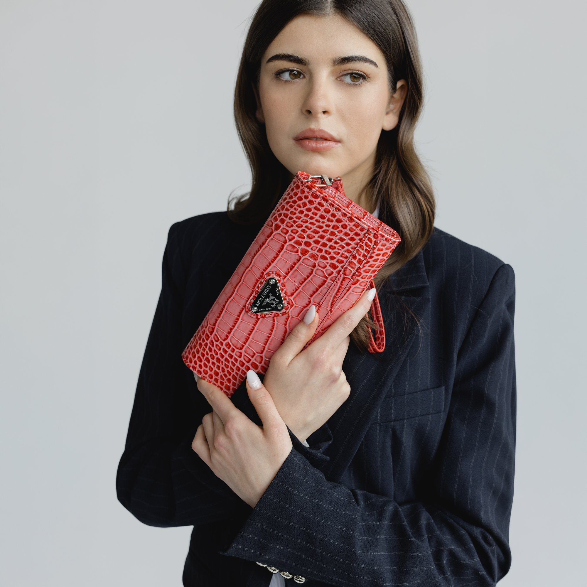 FRESENS | Clutch Croco coral pink/silber - detail seitlich 