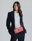 FRESENS | Clutch Croco coral pink/silber - detail hängend
