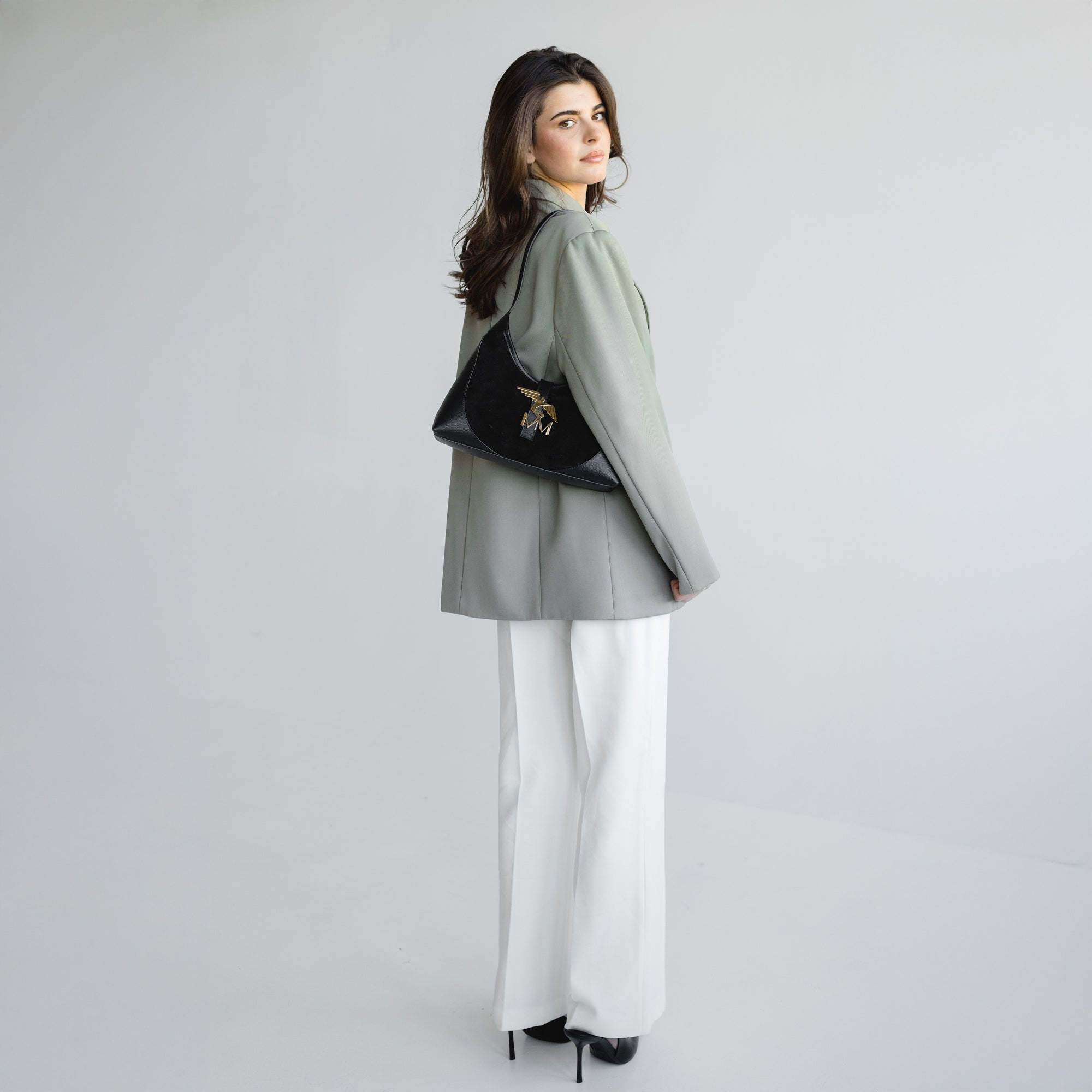 GSTAAD | Schultertasche Wildleder classic schwarz/gold - full body