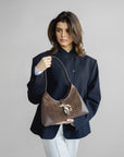 GSTAAD | Schultertasche Wildleder braun/gold - close up
