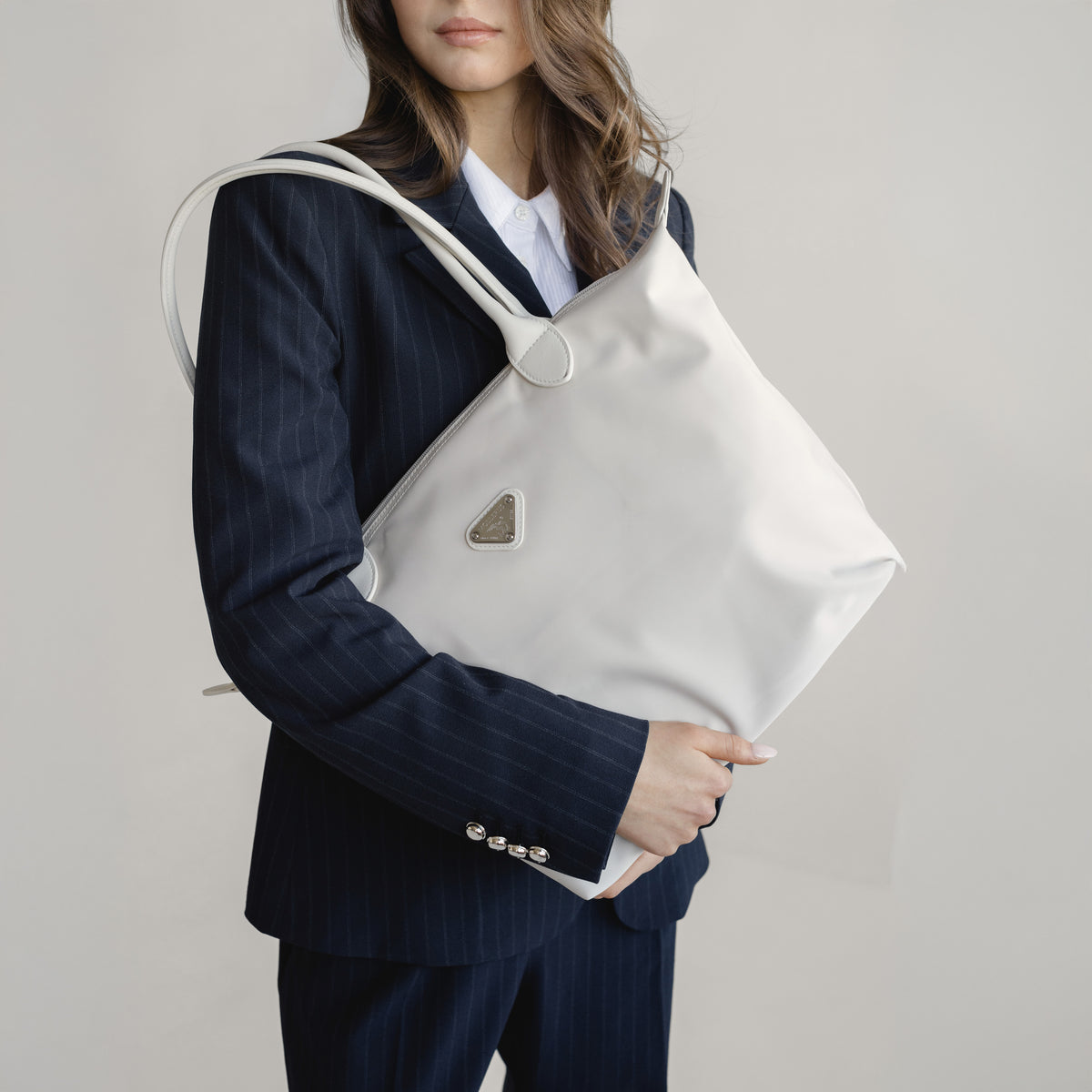 INTERLAKEN | Shopper Nylon pearl weiss/silber - Detail getragen