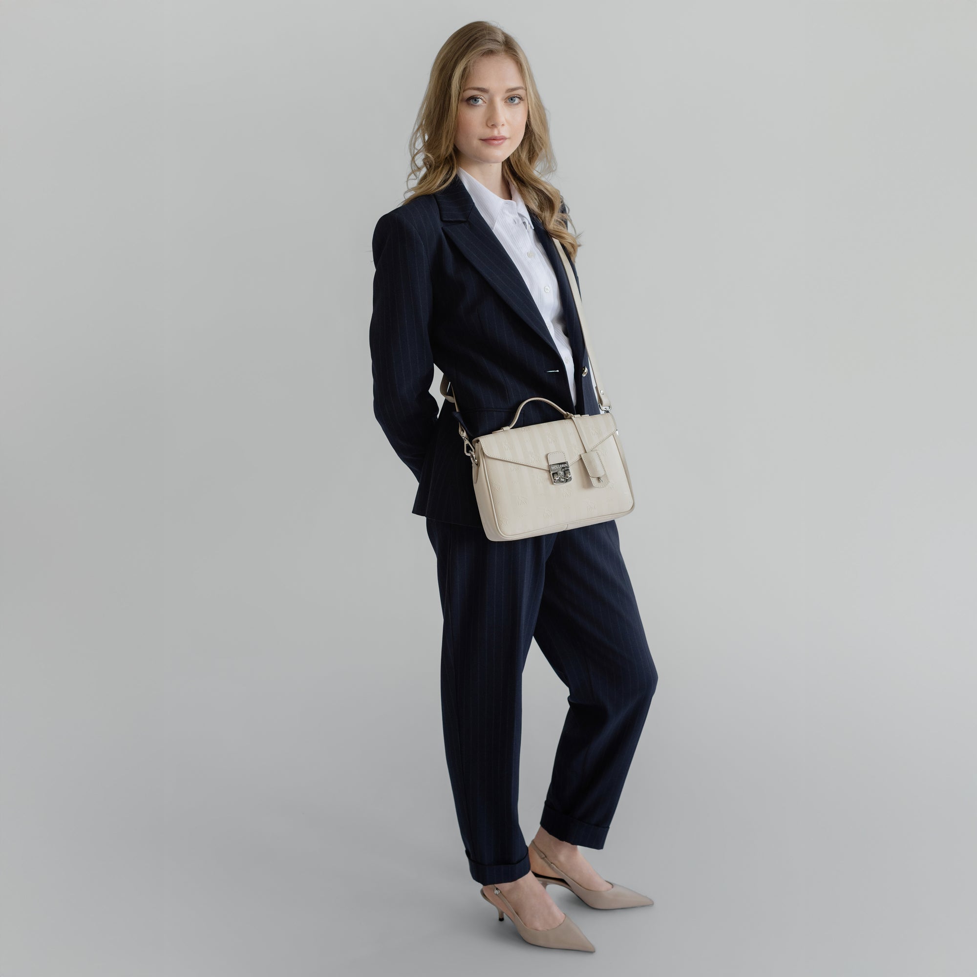 MARLY | Umhängetasche pearl/silber - full body 