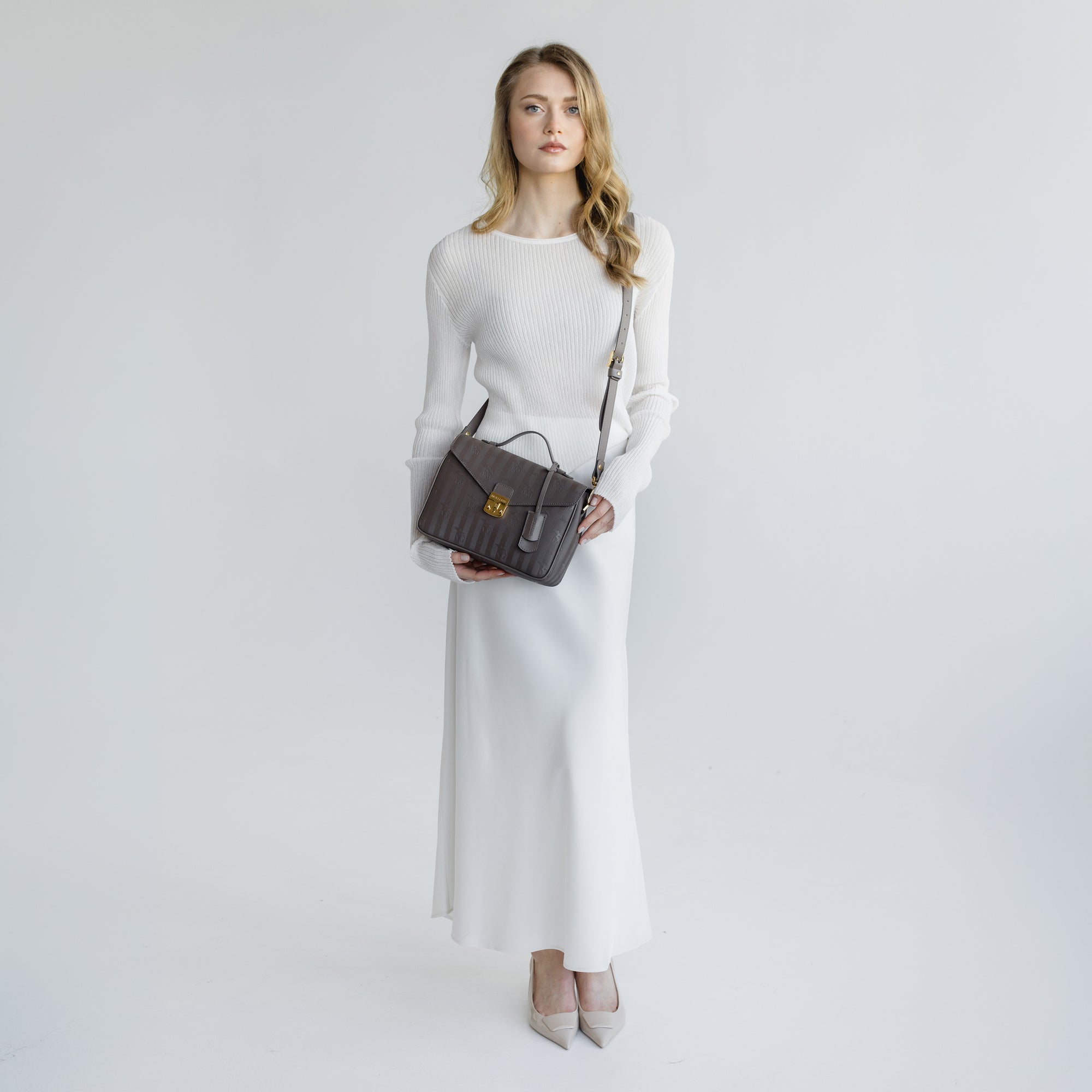 MARLY | Umhängetasche fango braun/gold - full body 