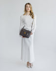 MARLY | Umhängetasche fango braun/gold - full body 