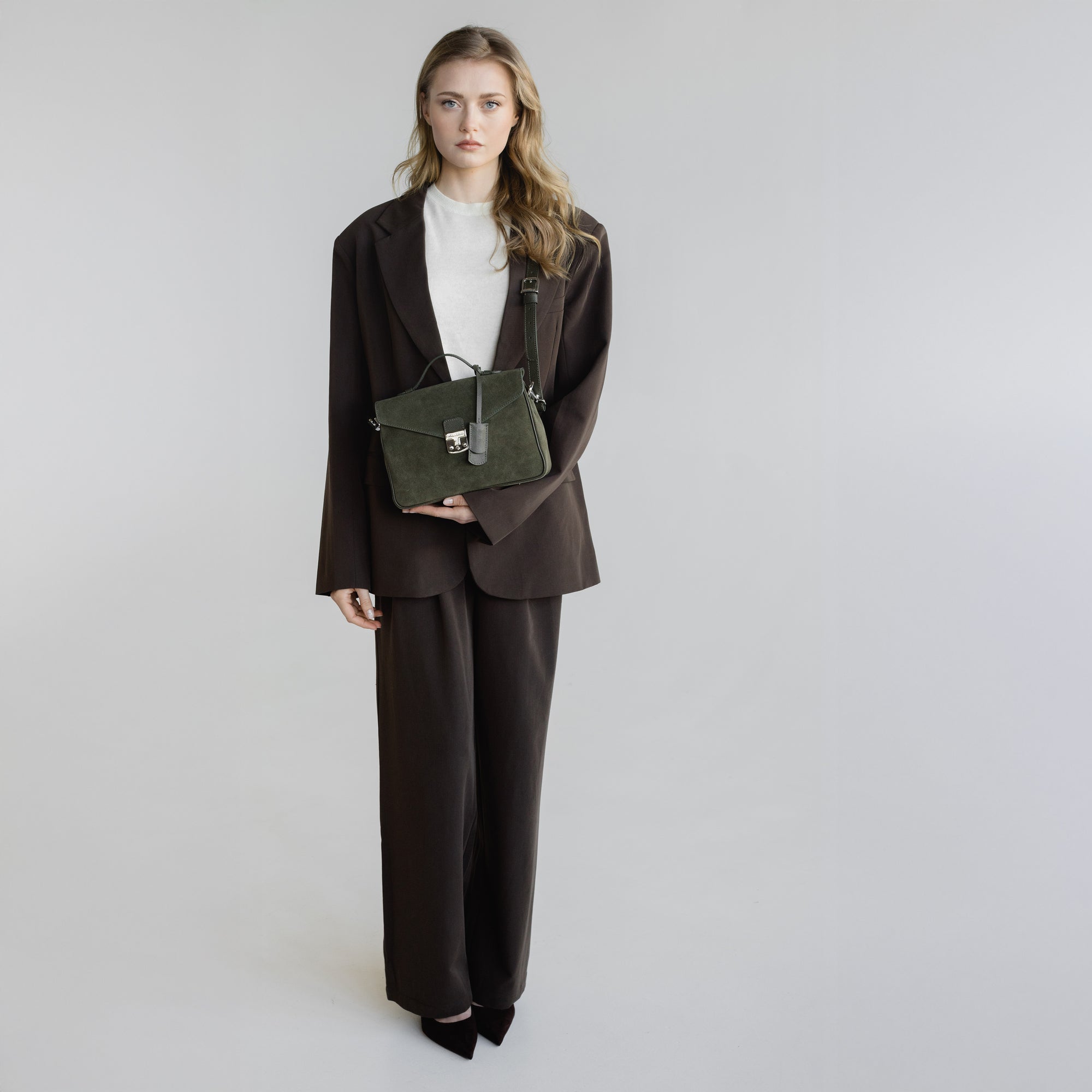 MARLY | Umhängetasche Wildleder moosgrün/gold - full body