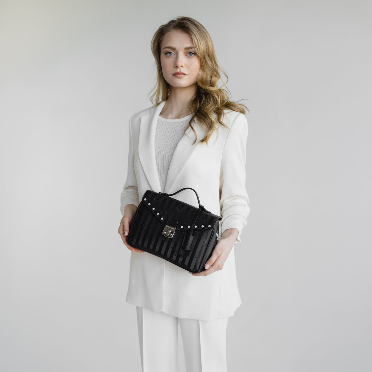 MARLY | Umhängetasche Diamonds classic schwarz/silber - getragen